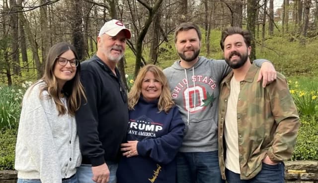 Madrastra de JD Vance comparte su experiencia de sentirse "rota y restaurada"