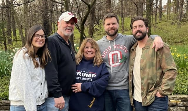 Donnie (2.º por la izq.) y Cheryl Bowman (centro) están acompañados por su hija Chelsea (izq.), el hijo de Donnie, JD Vance (2.º por der.), y su hijo Cory Bowman (der.). (Cortesía de Cheryl Bowman).