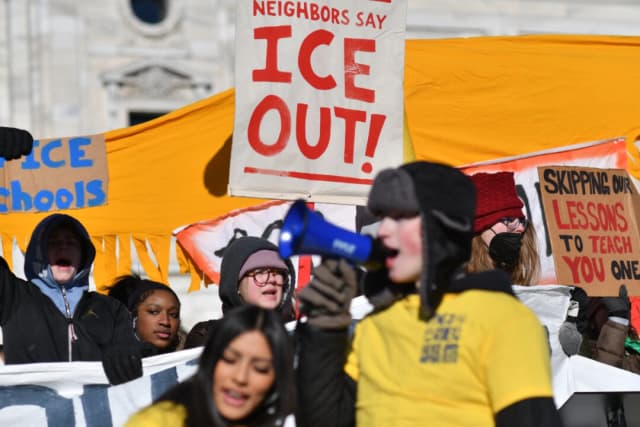 Estudiantes de secundaria se reúnen para una protesta contra el ICE frente al Capitolio estatal en St. Paul, Minnesota, el 14 de enero de 2026. (Octavio Jonees/AFP vía Getty Images)