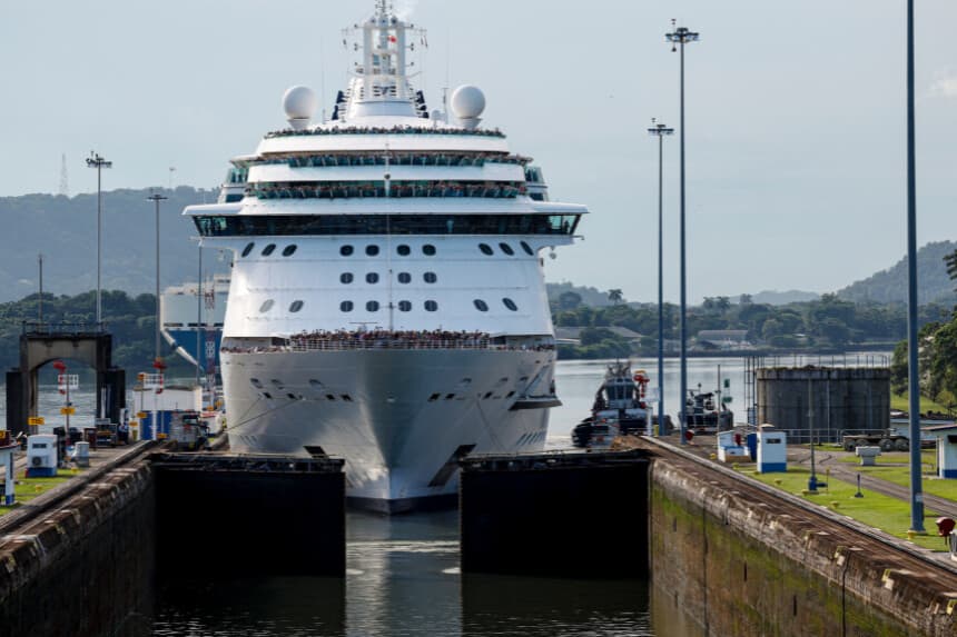 El crucero Brilliance of the Seas entra en las esclusas del Canal de Panamá, en la ciudad de Panamá, el 7 de octubre de 2024. (MARTIN BERNETTI/AFP vía Getty Images)
