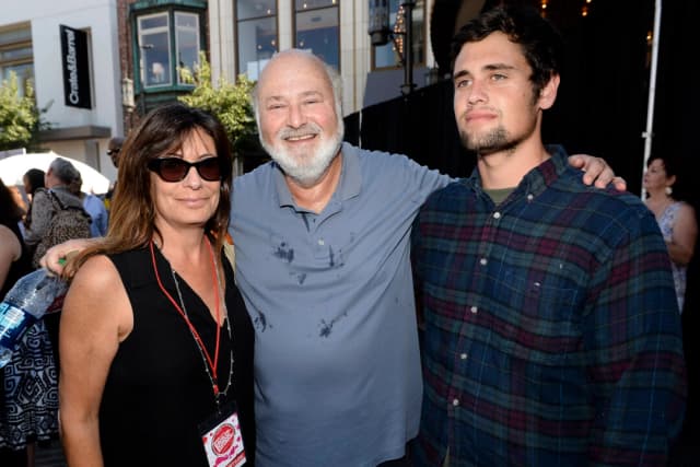 El director Rob Reiner (C), su esposa Michele Singer y su hijo Nick asisten al evento de inicio del curso escolar de Teen Vogue en The Grove, Los Ángeles, el 9 de agosto de 2013. (Michael Buckner/Getty Images para Teen Vogue)