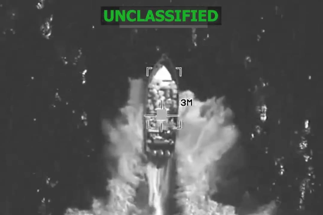 Imagen de un video del impacto de un barco contra el narcotráfico en el Pacífico oriental el 4 de diciembre de 2025. (@Southcom/X/Captura de pantalla vía The Epoch Times)