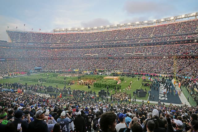SANTA CLARA, CALIFORNIA - 8 DE FEBRERO: Bad Bunny se presenta en el escenario durante el espectáculo de medio tiempo del Super Bowl LX de Apple Music en el Levi's Stadium el 8 de febrero de 2026 en Santa Clara, California. (Foto de Neilson Barnard/Getty Images)