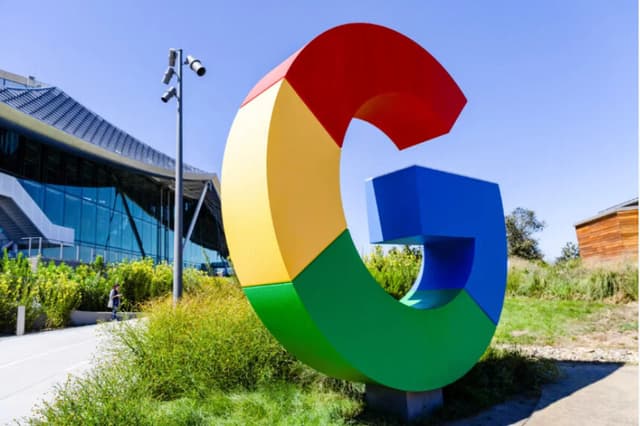 El logotipo de Google se ve en el exterior de las instalaciones de Google Bay View durante el evento Made by Google celebrado en Mountain View, California, el 13 de agosto de 2024. (Manuel Orbegozo/Reuters).
