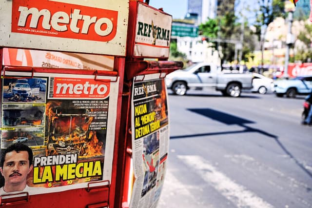 La portada de un periódico local muestra la noticia de la muerte de Nemesio Oseguera, alias «El Mencho», el narcotraficante más buscado de México en los últimos años, en Ciudad de México el 23 de febrero de 2026. México ha desplegado 10 000 soldados para sofocar los enfrentamientos provocados por el asesinato del narcotraficante más buscado del país, que han dejado decenas de muertos, según informaron las autoridades el 23 de febrero. (Yuri CORTEZ / AFP a través de Getty Images)