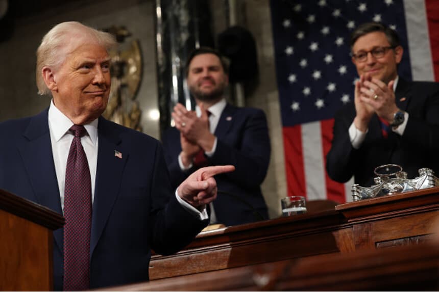 El vicepresidente de los Estados Unidos, JD Vance, y el presidente de la Cámara de Representantes, Mike Johnson (R-LA), aplauden mientras el presidente de los Estados Unidos, Donald Trump, se dirige a una sesión conjunta del Congreso en el Capitolio de los Estados Unidos el 4 de marzo de 2025 en Washington, D.C. (Win McNamee/Getty Images).