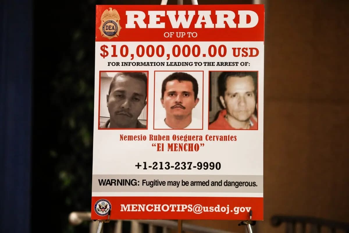 Un cartel muestra la recompensa de 10 millones de dólares por el capo del Cartel de Jalisco Nueva Generación, Nemesio Oseguera Cervantes, el 11 de marzo de 2020. (Charlotte Cuthbertson/The Epoch Times)