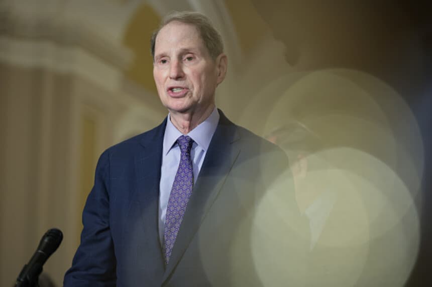 El senador estadounidense Ron Wyden (D-OR) habla con los periodistas tras el almuerzo semanal sobre política del Senado demócrata celebrado en el Capitolio de los Estados Unidos el 6 de mayo de 2025 en Washington D. C. Los senadores hablaron sobre diversos temas, entre ellos la semana de la pequeña empresa. (Kayla Bartkowski/Getty Images).