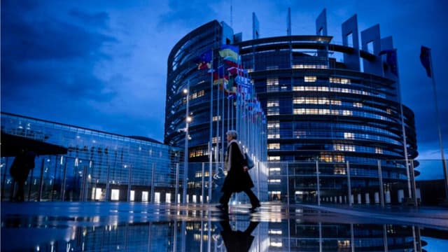 La UE suspende ratificación del acuerdo comercial con EE. UU. después de que Trump anunciara un arancel del 15 %