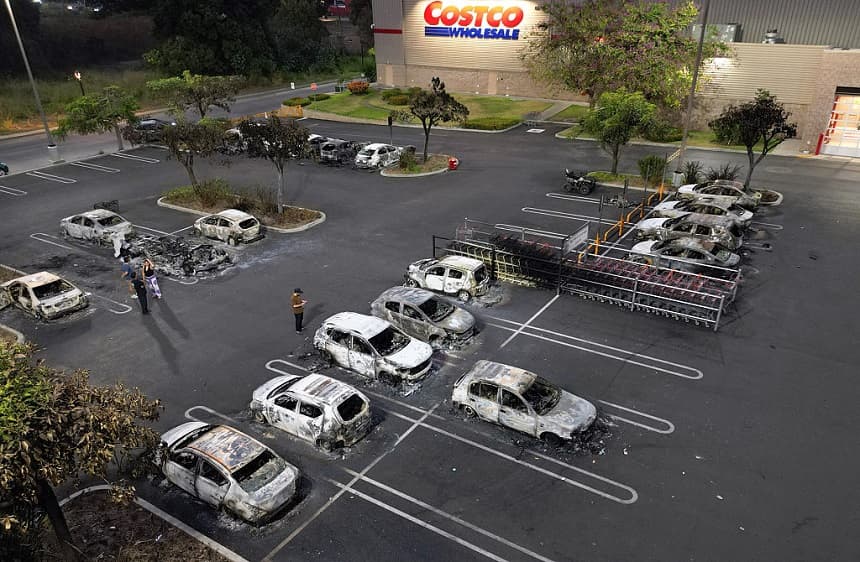 Vista aérea de los autos quemados en el estacionamiento de una tienda Costco en Puerto Vallarta, estado de Jalisco, México, el 23 de febrero de 2026. (Alfredo ESTRELLA / AFP a través de Getty Images)
