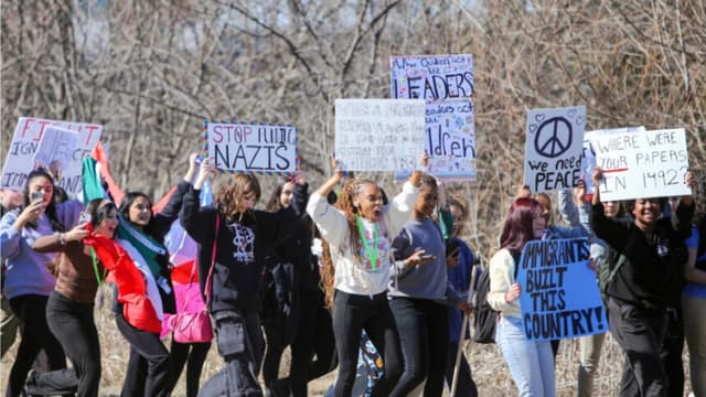 Fiscalía investiga la respuesta policial tras el arresto de cinco estudiantes que protestaban contra el ICE