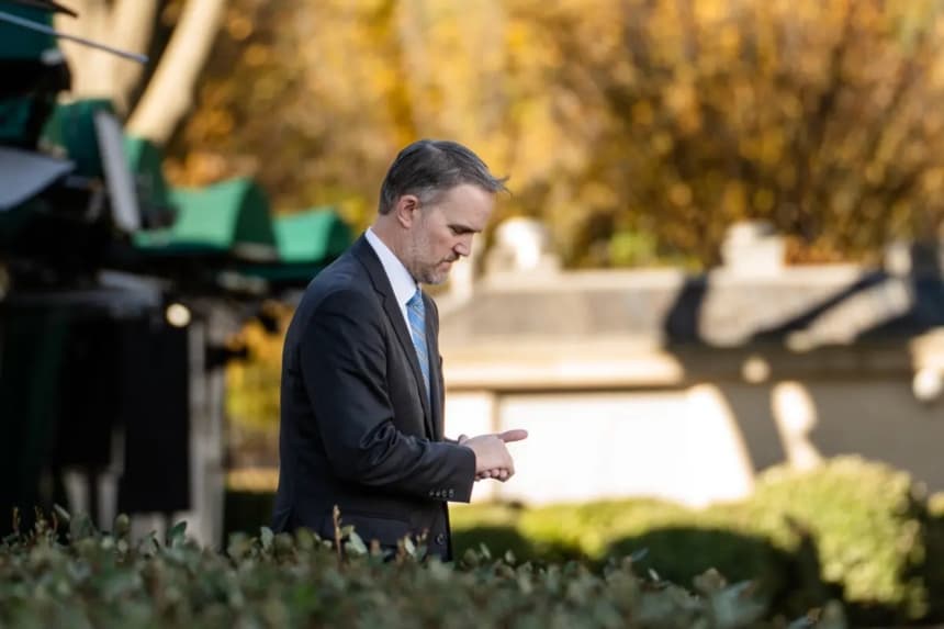 Jamieson Greer, representante comercial de Estados Unidos, habla con los periodistas en la Casa Blanca, el 30 de octubre de 2025. (Madalina Kilroy/The Epoch Times)