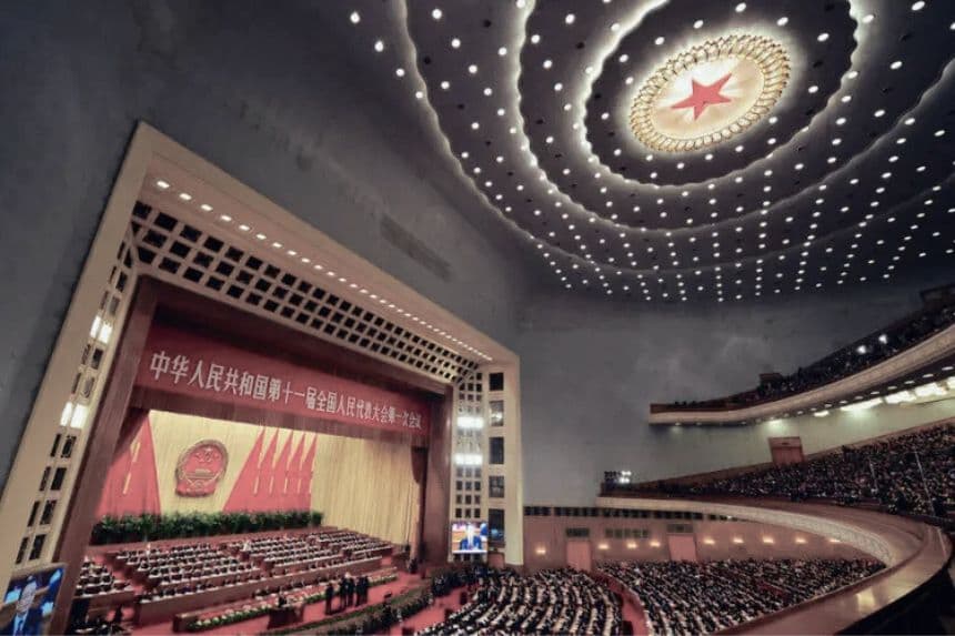 El primer ministro chino, Wen Jiabao, pronuncia su discurso en la sesión inaugural de la Asamblea Popular Nacional del Partido Comunista, el 5 de marzo de 2008, en el Gran Salón del Pueblo, en Beijing. (FREDERIC J. BROWN/AFP a través de Getty Images)