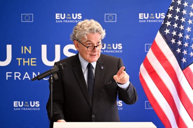 El comisario europeo Thierry Breton habla durante una conferencia de prensa en la oficina de la Unión Europea en San Francisco el 22 de junio de 2023. (Josh Edelson /AFP vía Getty Images)