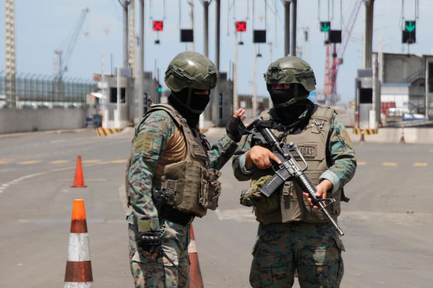 Miembros de las Fuerzas Armadas vigilan una calle en Manta, Ecuador, el 16 de febrero de 2026. (Gerardo MENOSCAL / AFP vía Getty Images)