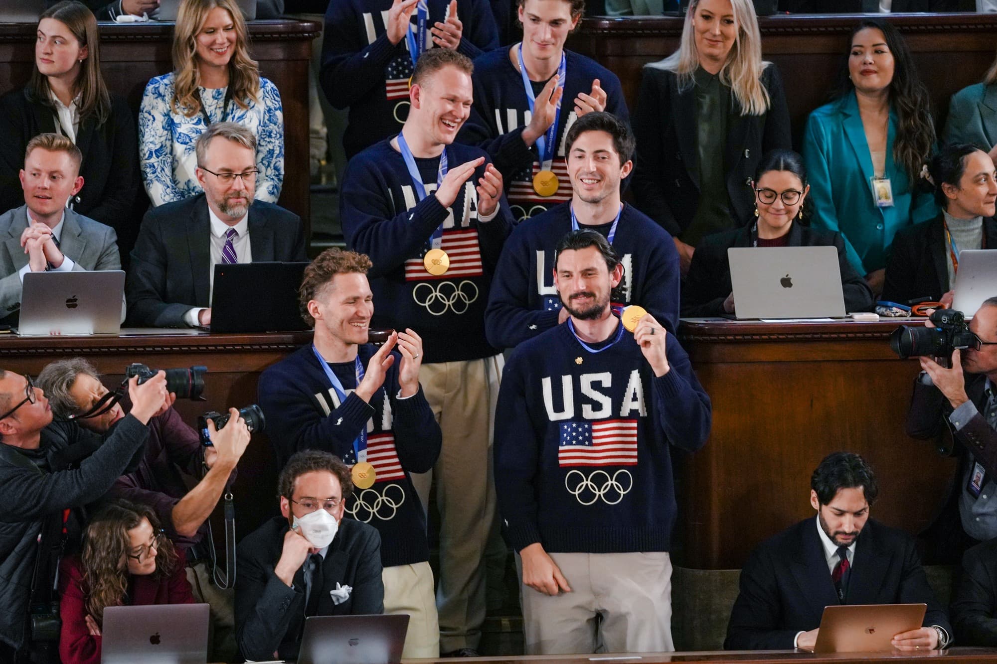 Connor Hellebuyck (centro derecha), portero del equipo olímpico masculino de hockey de Estados Unidos, y otros miembros del equipo asisten al primer discurso sobre el estado de la Unión del presidente Donald Trump durante su segundo mandato presidencial, en la Cámara de Representantes del Capitolio, en Washington, el 24 de febrero de 2026. (Madalina Kilroy/The Epoch Times).