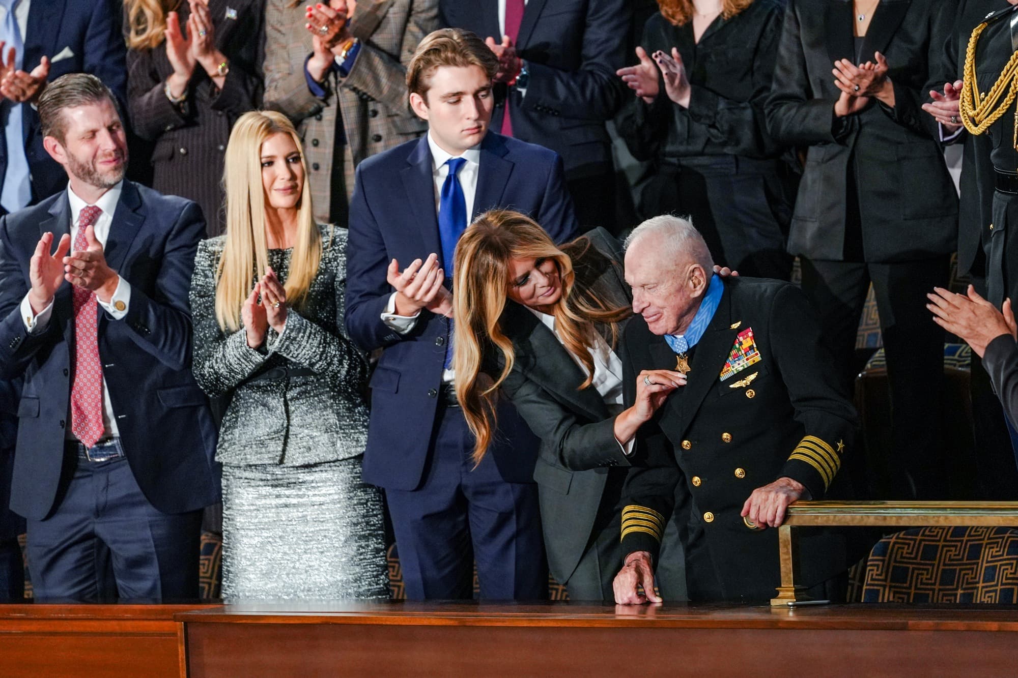 El capitán retirado de la Marina de los Estados Unidos E. Royce Williams recibe la Medalla de Honor de manos de la primera dama Melania Trump durante el primer discurso sobre el estado de la Unión del presidente Donald Trump en su segundo mandato presidencial en el Capitolio, en Washington, el 24 de febrero de 2026. (Madalina Kilroy/The Epoch Times).