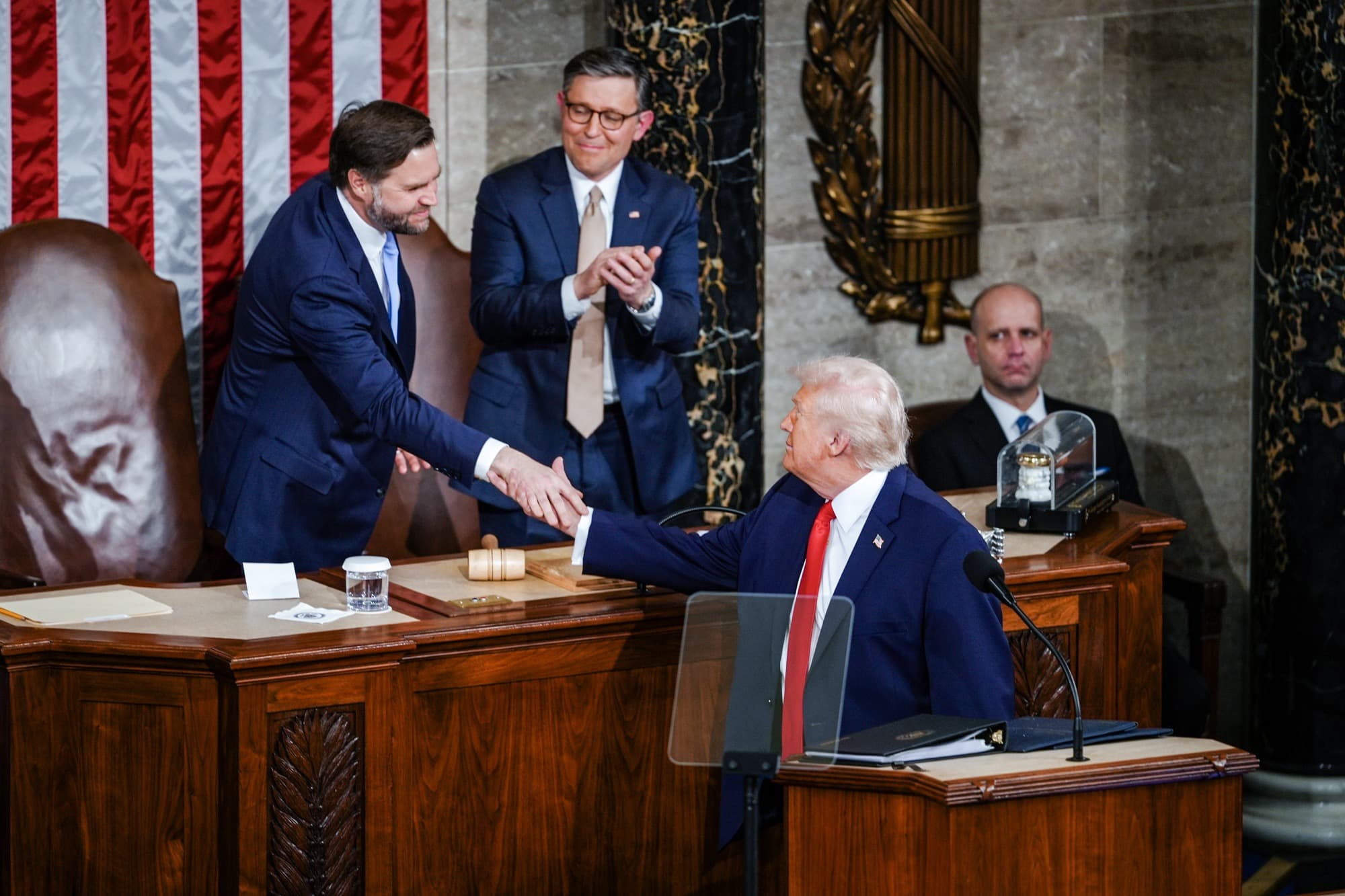 El vicepresidente JD Vance estrecha la mano del presidente Donald Trump durante el primer discurso sobre el estado de la Unión de Trump en su segundo mandato presidencial en la Cámara de Representantes del Capitolio, en Washington, el 24 de febrero de 2026. (Madalina Kilroy/The Epoch Times).