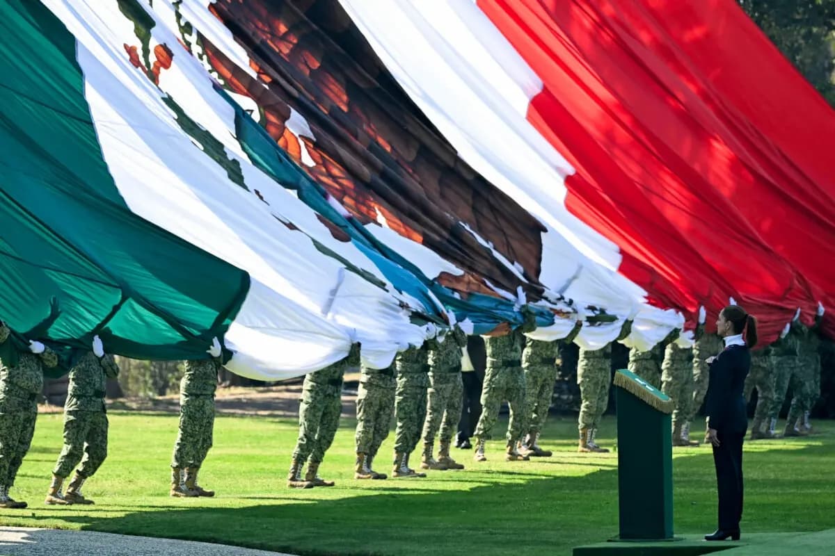 La presidenta mexicana, Claudia Sheinbaum, rinde homenaje durante la celebración del Día de la Bandera en la Ciudad de México el 24 de febrero de 2026. (Yuri Cortez/AFP vía Getty Images)