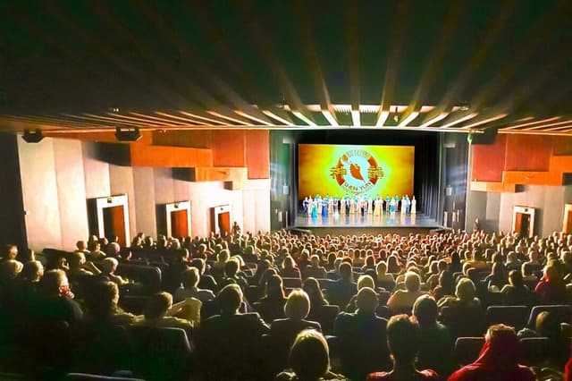 Shen Yun Performing Arts saluda al público en el HOTA Home of the Arts, en Gold Coast, Queensland, Australia. (NTD)
