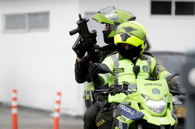 Agentes de policía en Bogotá el 10 de junio de 2025. (ANDREA ARIZA/AFP a través de Getty Images)