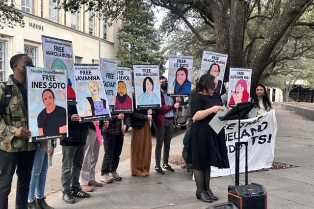 Un grupo conocido como Demandados de Prairieland protesta a favor de presuntos miembros de Antifa frente al tribunal federal en Fort Worth, Texas, el 24 de febrero de 2026. (Darlene McCormick Sanchez/The Epoch Times)