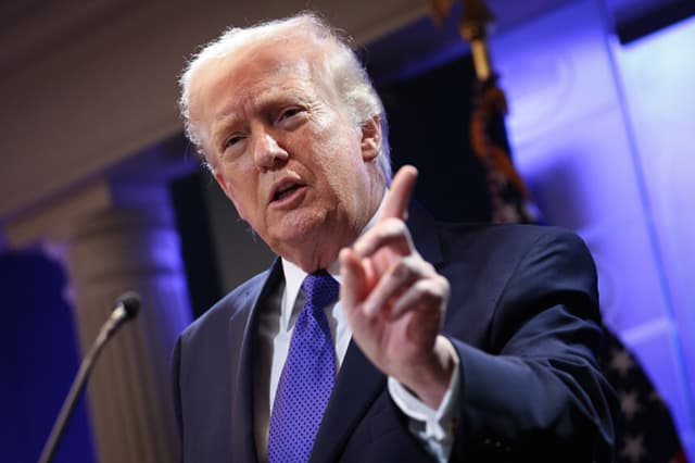 El presidente de los Estados Unidos, Donald Trump, responde a preguntas durante una rueda de prensa celebrada en la Casa Blanca el 20 de febrero de 2026 en Washington, D.C. (Foto de Kevin Dietsch/Getty Images).