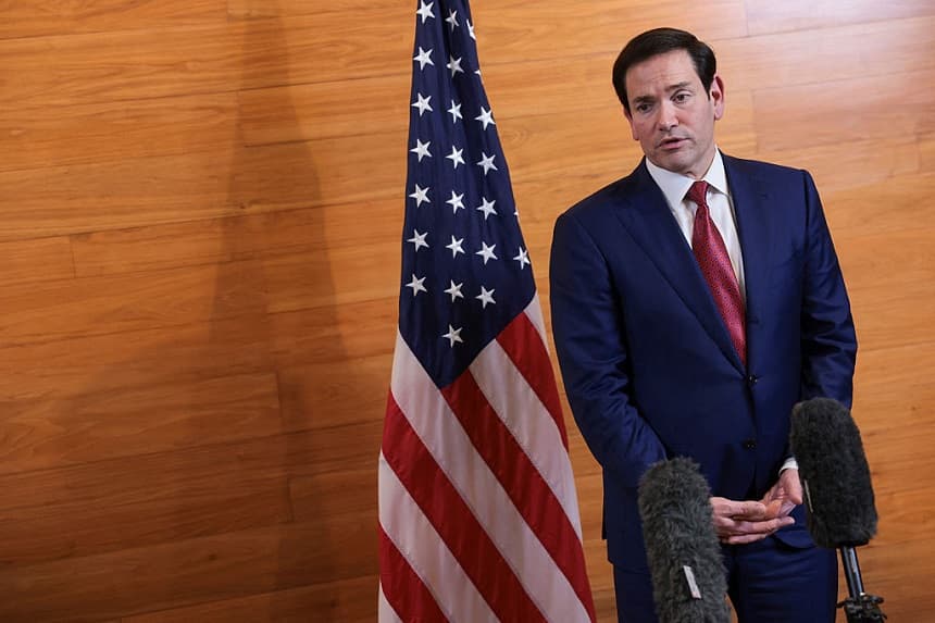 El secretario de Estado de Estados Unidos, Marco Rubio, habla con los periodistas en la sala de embarque antes de regresar a Washington tras reunirse con los líderes de la Comunidad del Caribe (CARICOM) en el Aeropuerto Internacional Robert L. Bradshaw de Basseterre, San Cristóbal y Nieves, el 25 de febrero de 2026. (Jonathan Ernst / POOL / AFP vía Getty Images)
