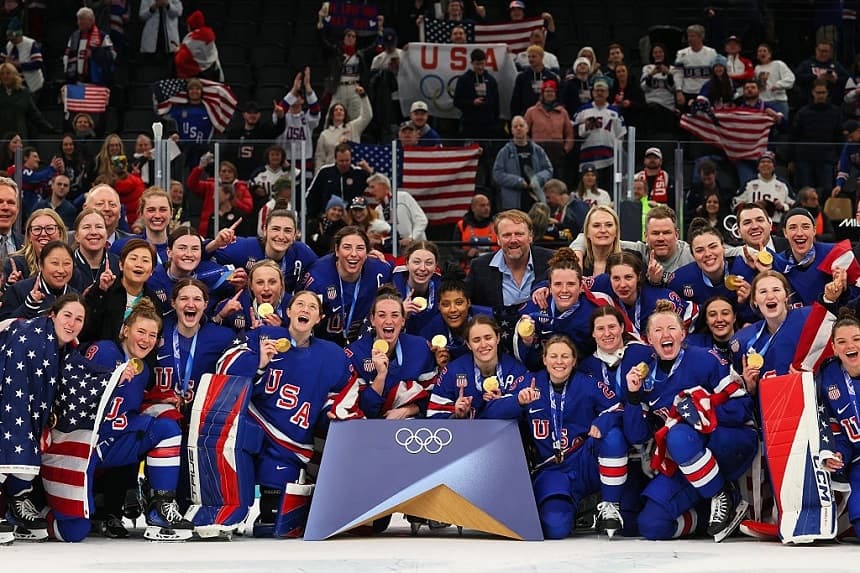 Las ganadoras de la medalla de oro del equipo femenino de hockey de Estados Unidos posan tras la ceremonia de entrega de medallas después del partido entre Estados Unidos y Canadá en los Juegos Olímpicos de Invierno de Milán Cortina 2026, celebrados en el estadio de hockey sobre hielo Milan Santagiulia el 19 de febrero de 2026. (Bruce Bennett/Getty Images)