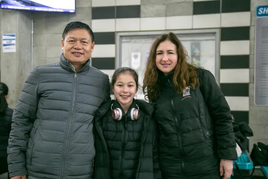La patinadora olímpica estadounidense Alysa Liu (C) posa con su padre, Arthur Liu (I). Tras retirarse del deporte en 2022, Liu volvió a la competición y ganó el oro en los Juegos Olímpicos de Milán-Cortina, poniendo fin a una sequía de 24 años para Estados Unidos. (Cao Jingzhe/The Epoch Times)