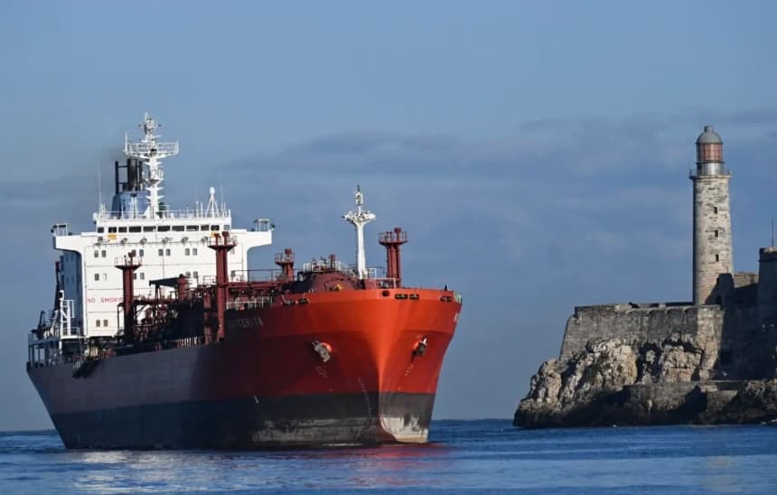 El Pastorita, un buque cisterna de GLP/productos químicos que navega bajo bandera cubana, llega al puerto de La Habana, el 9 de febrero de 2026. (Yamil Lage/AFP)
