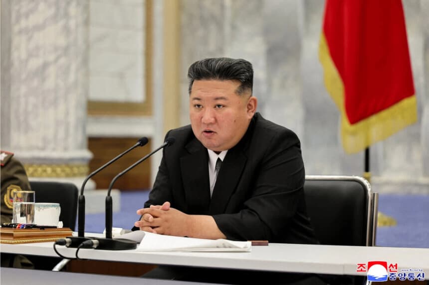 El líder norcoreano Kim Jong Un encabeza una reunión del partido sobre el fortalecimiento militar en esta imagen publicada el 30 de mayo de 2025 por la Agencia Central de Noticias de Corea. (KCNA via REUTERS/File Photo)