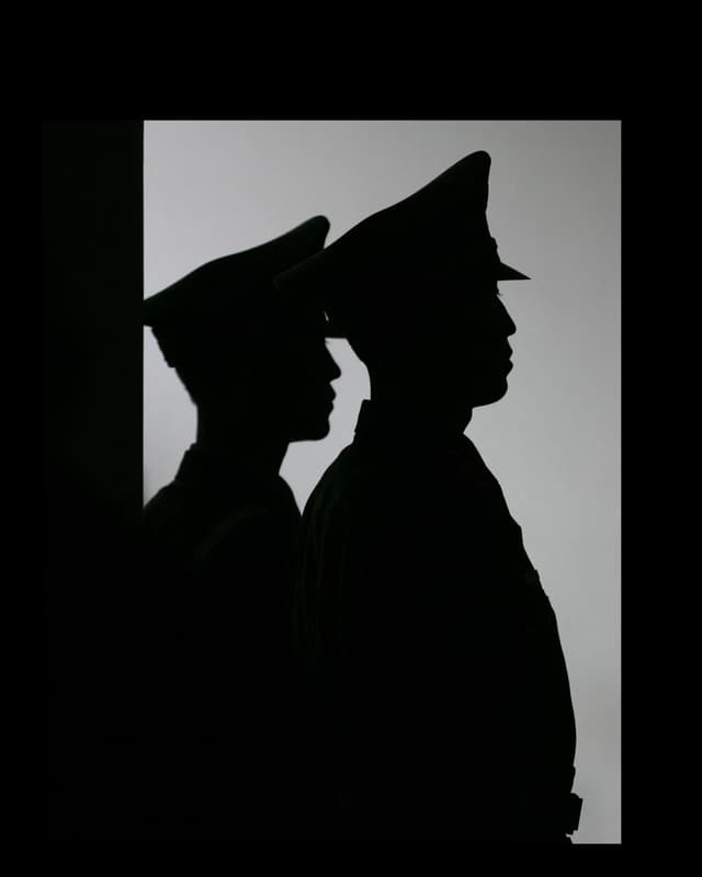 Policías paramilitares chinos hacen guardia cerca de la Plaza de Tiananmén en Pekín el 30 de septiembre de 2005. (Peter Parks/AFP vía Getty Images)