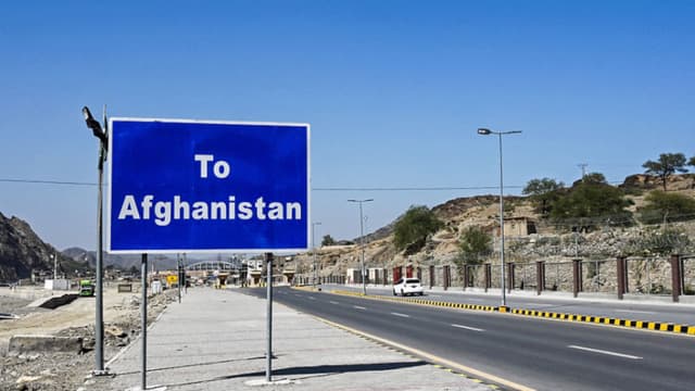 Pakistán entra en "guerra abierta" con Afganistán tras ataques aéreos, según autoridades de Islamabad