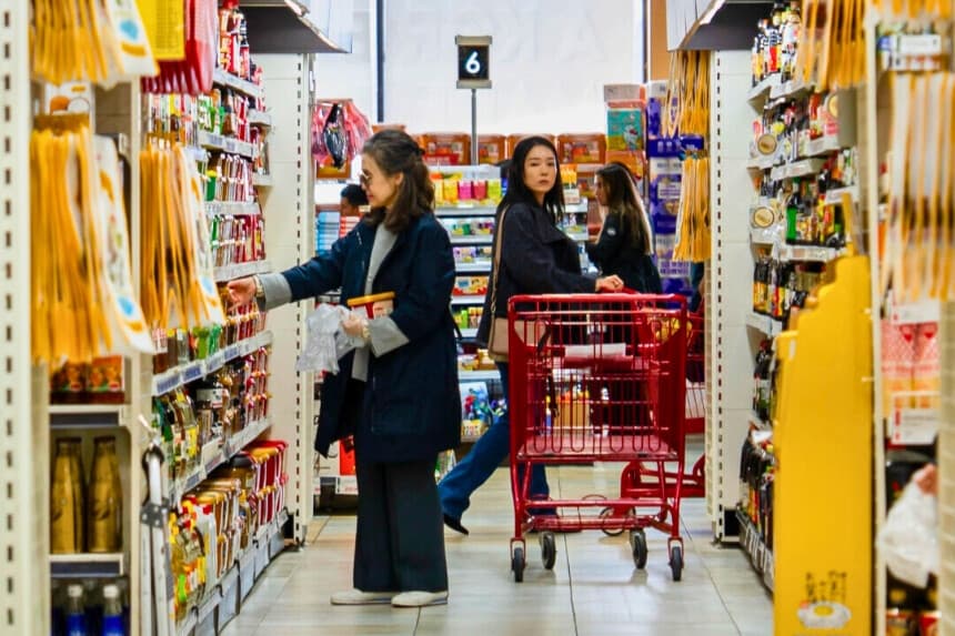 Compradores en una tienda de comestibles en Centreville, Virginia, el 2 de noviembre de 2025. (Madalina Kilroy/The Epoch Times).