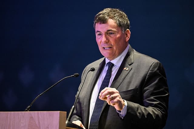 El ministro de Comercio Interior de Canadá, Dominic LeBlanc, pronuncia un discurso durante una reunión con líderes empresariales canadienses en la Ciudad de México el 16 de febrero de 2026. (Yuri CORTEZ / AFP a través de Getty Images)