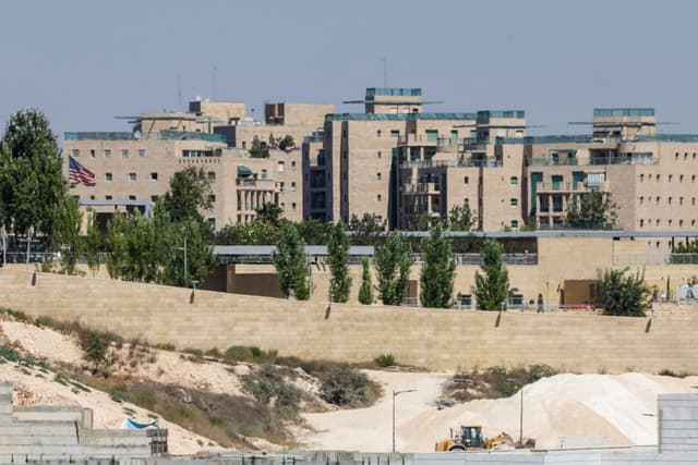 Una bandera estadounidense ondea en el complejo de la embajada estadounidense en Jerusalén, el 27 de septiembre de 2023. (AHMAD GHARABLI/AFP vía Getty Images)