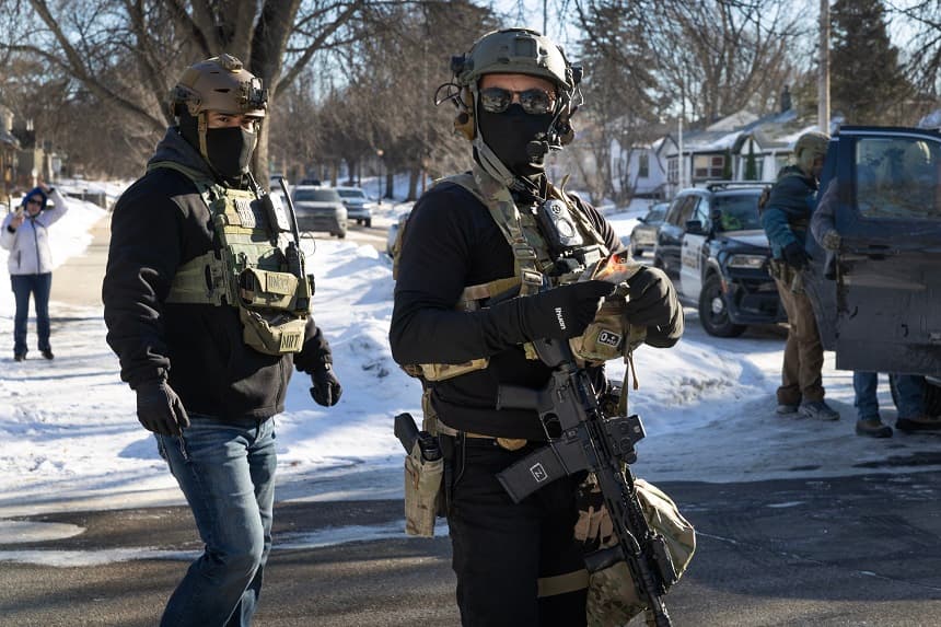 Agentes federales de inmigración montan guardia después de que uno de sus vehículos se viera involucrado en un accidente mientras realizaban una detención el 31 de enero de 2026 en St. Paul, Minnesota. (Scott Olson/Getty Images)