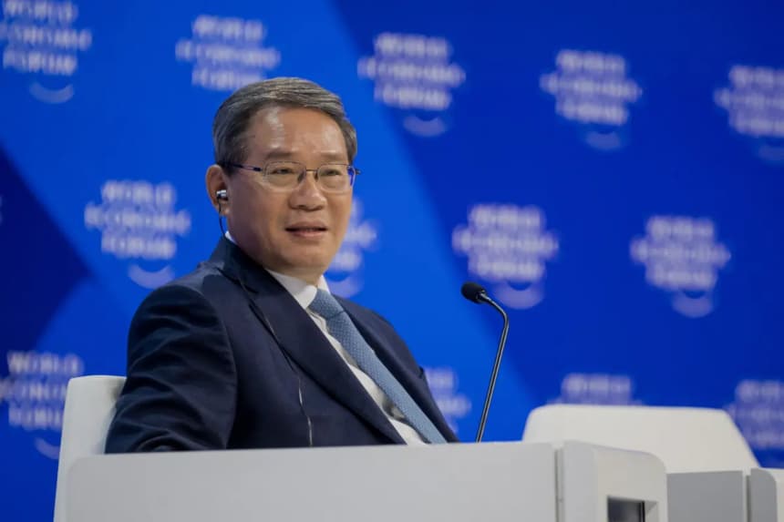 El primer ministro chino Li Qiang observa antes de la asamblea durante la reunión anual del Foro Económico Mundial (FEM) en Davos, Suiza, el 16 de enero de 2024. (Fabrice Coffrini/AFP a través de Getty Images)