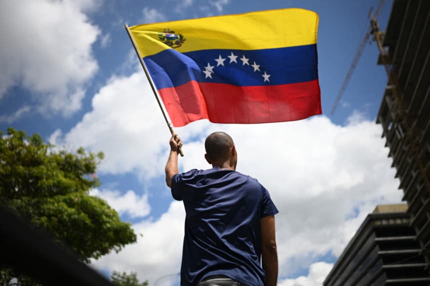 Un hombre ondea una bandera venezolana durante una protesta convocada por la oposición para exigir el reconocimiento de su 'victoria' electoral, en Caracas el 17 de agosto de 2024. (FEDERICO PARRA/AFP via Getty Images)