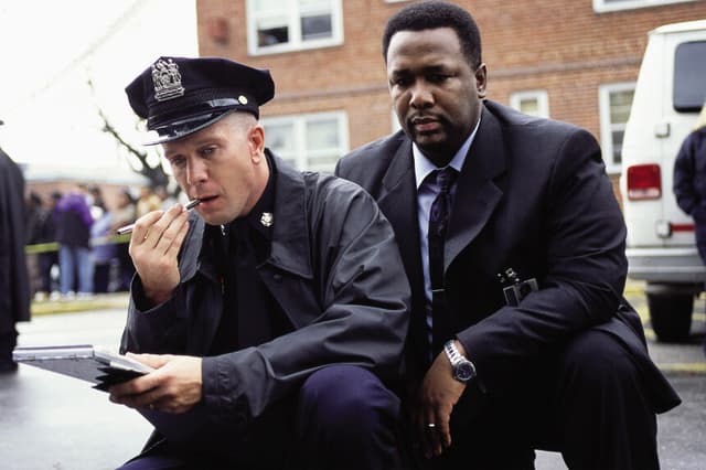 Imagen promocional de la serie de televisión "The Wire" con los actores Bobby J. Brown (izquierda) y Wendell Pierce. (MoviesStillsDB).