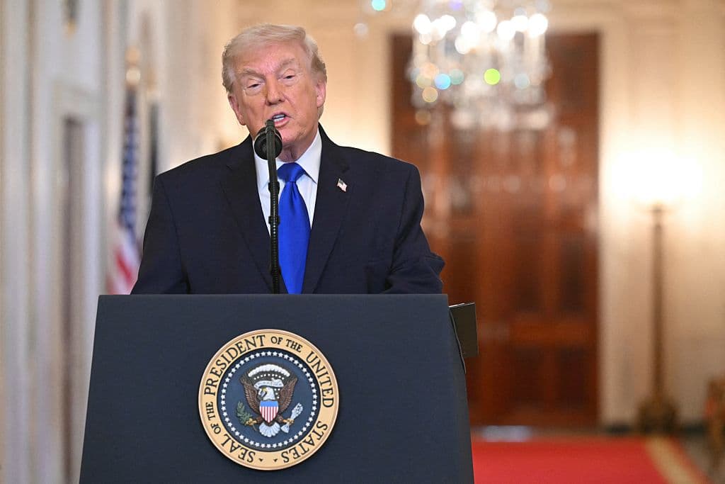 El presidente de Estados Unidos, Donald Trump, habla durante una Ceremonia de Conmemoración de las Familias Ángeles en la Sala Este de la Casa Blanca en Washington, D.C., el 23 de febrero de 2026. (Foto de SAUL LOEB / AFP vía Getty Images)
