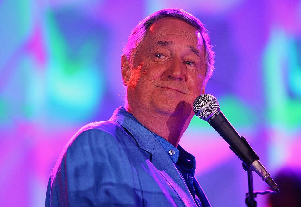 Neil Sedaka se presenta en el evento benéfico "FFANY Shoes On Sale" contra el cáncer de mama, organizado por QVC en el Muelle 94 el 26 de octubre de 2005 en la ciudad de Nueva York. (Foto de Evan Agostini/Getty Images para QVC)