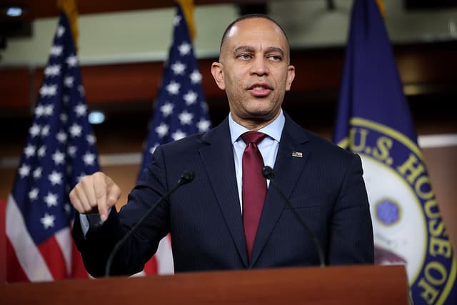 El líder de la minoría de la Cámara de Representantes, Hakeem Jeffries (demócrata por Nueva York), habla en una conferencia de prensa en el Capitolio de los Estados Unidos el 18 de febrero de 2026 en Washington, D.C. Jeffries habló sobre el cierre continuo del Departamento de Seguridad Nacional de los Estados Unidos y la necesidad de la supervisión del Servicio de Inmigración y Control de Aduanas (ICE). (Foto de Kevin Dietsch/Getty Images)