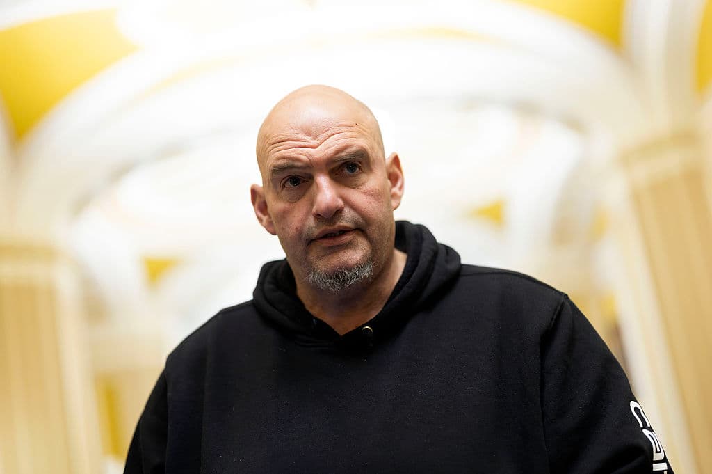 El senador estadounidense John Fetterman (D-Pa.) habla con la prensa al salir de la Cámara del Senado en el Capitolio de Estados Unidos, el 29 de enero de 2026, en Washington, D.C. (Kevin Dietsch/Getty Images)