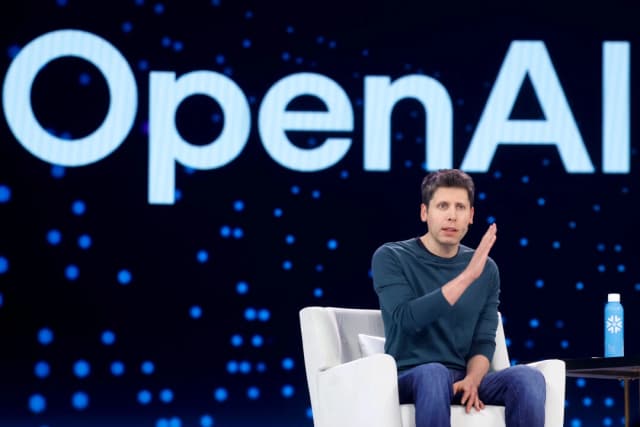 El director ejecutivo de OpenAI, Sam Altman, habla durante la Cumbre Snowflake 2025 en San Francisco el 2 de junio de 2025. (Justin Sullivan/Getty Images)