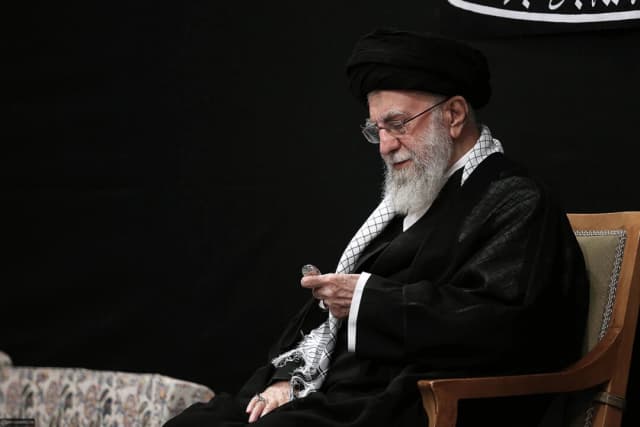 En esta foto publicada por el sitio web oficial de la Oficina del Líder Supremo el jueves 26 de junio de 2025, el Líder Supremo iraní, el ayatolá Alí Jamenei, aparece entre sus partidarios por primera vez desde la guerra entre Irán e Israel, en Teherán, Irán. (Oficina del Líder Supremo de Irán vía Getty Images)