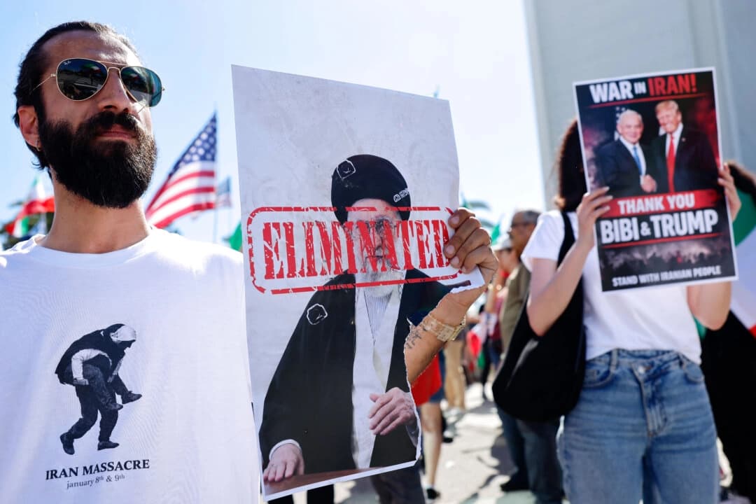 Un hombre sostiene una imagen del líder iraní, el ayatolá Alí Jamenei, con la leyenda "ELIMINADO" mientras miembros de la comunidad iraní y simpatizantes celebran en Los Ángeles el 28 de febrero de 2026. (Mario Tama/Getty Images)