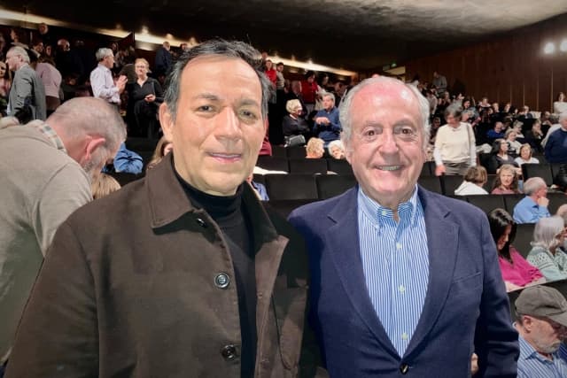 Eduardo Santos Guada (derecha) junto con José Rafael Rojas Romero disfrutaron de una actuación de Shen Yun en el Teatro Auditorio San Lorenzo de El Escorial en España, el 26 de febrero de 2026. (Bartolomé Suau/The Epoch Times)
