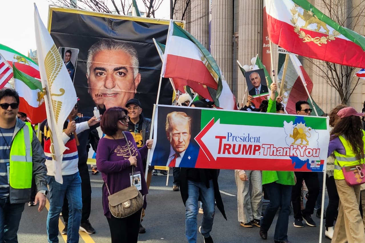 Personas que apoyan los ataques militares conjuntos de Estados Unidos e Israel contra Irán ondean pancartas y carteles durante una marcha desde el Parque Conmemorativo de la Primera Guerra Mundial hacia la Casa Blanca en Washington, D.C., el 28 de febrero de 2026. (Stacy Robinson/The Epoch Times)